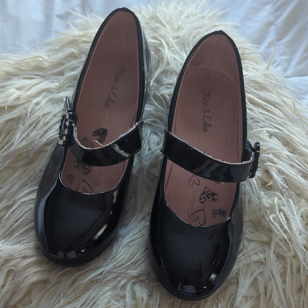 Black Patent Leather Flats with Strap and Rounded Toe